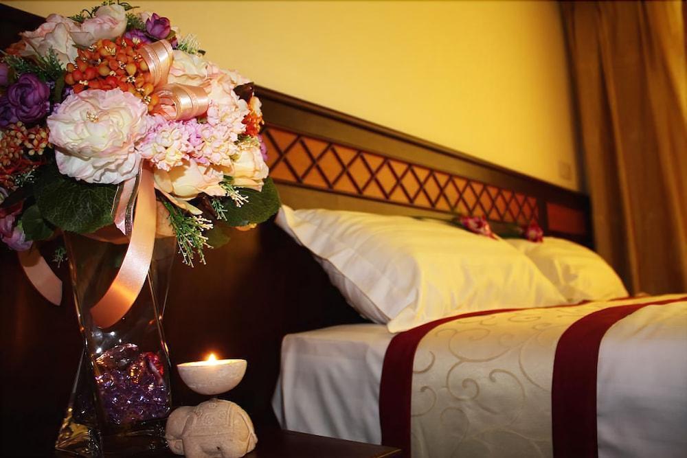 Miloft Sathorn Hotel - Sha Plus Certified Bangkok Kültér fotó A bedroom at the hotel