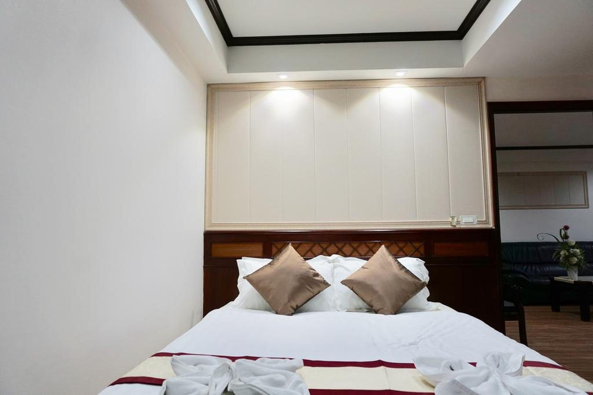 Miloft Sathorn Hotel - Sha Plus Certified Bangkok Kültér fotó A bedroom at the hotel