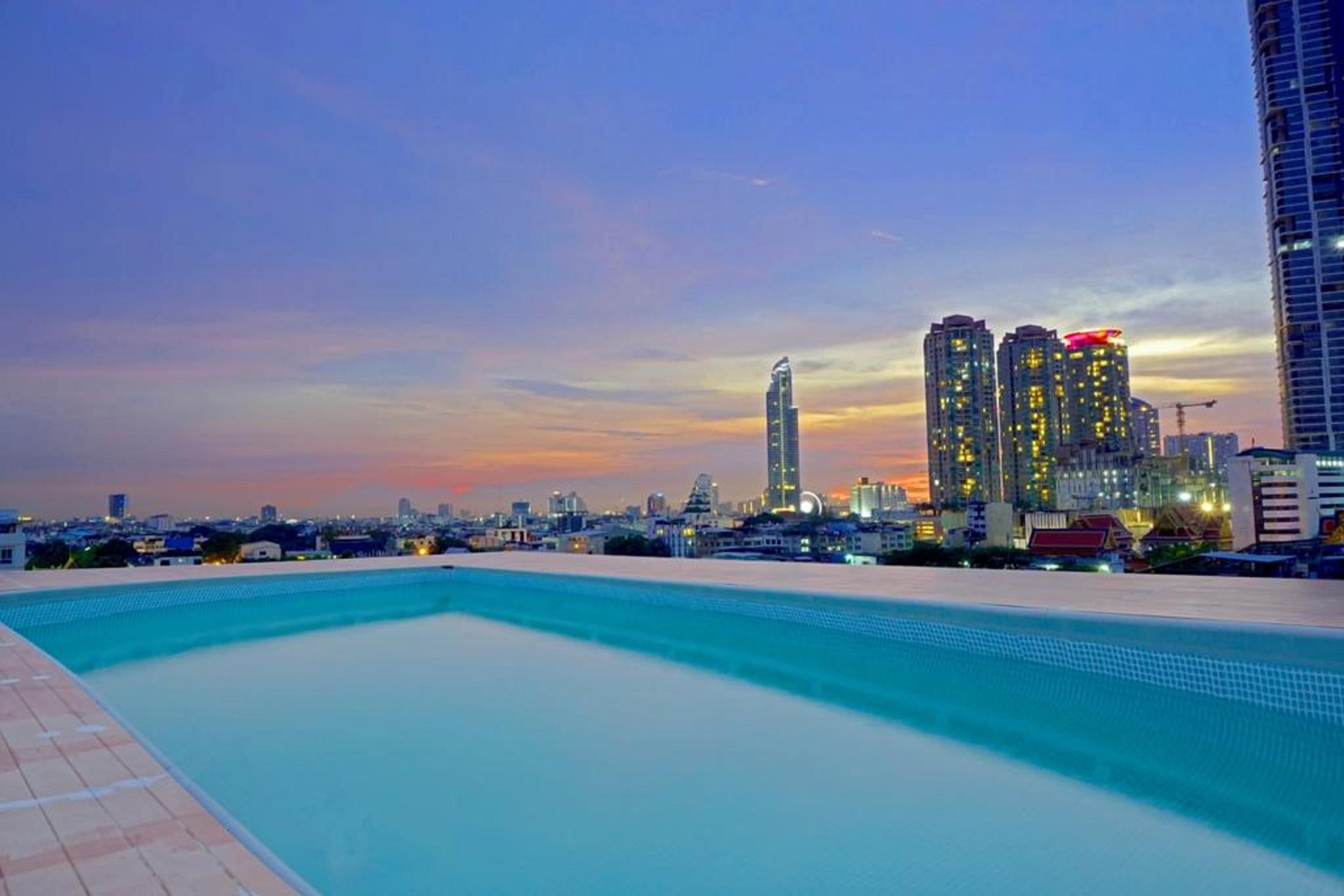 Miloft Sathorn Hotel - Sha Plus Certified Bangkok Kültér fotó View from the rooftop pool