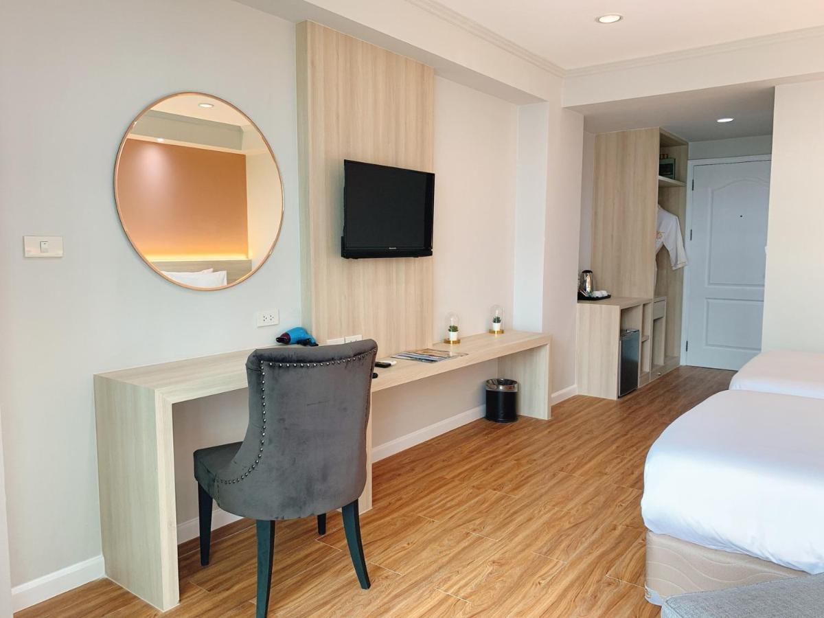 Miloft Sathorn Hotel - Sha Plus Certified Bangkok Kültér fotó Deluxe Room