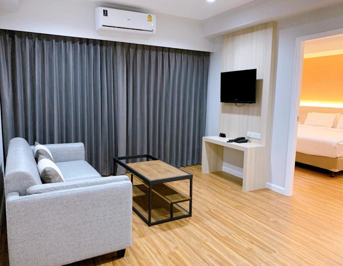 Miloft Sathorn Hotel - Sha Plus Certified Bangkok Kültér fotó Living room