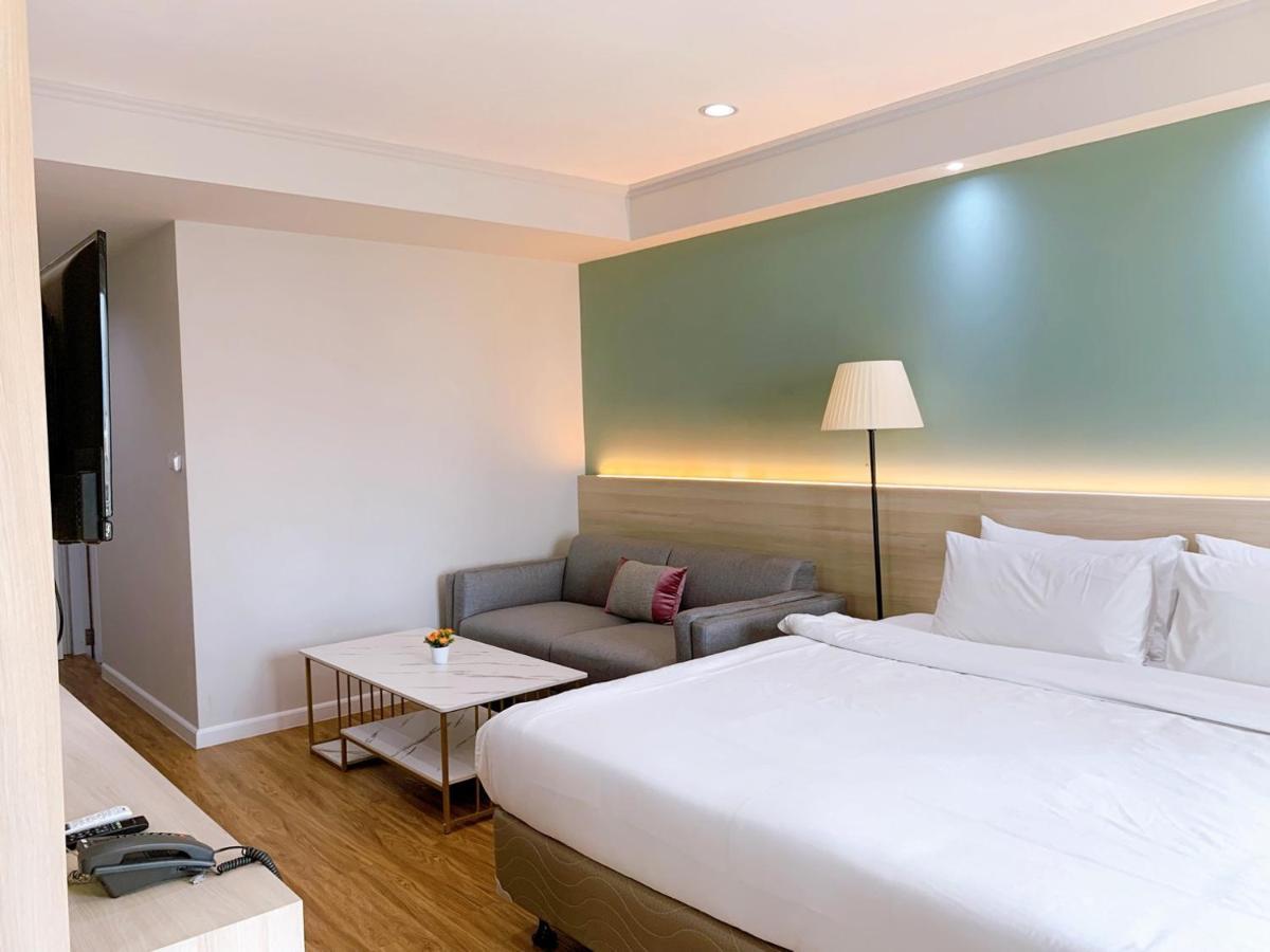 Miloft Sathorn Hotel - Sha Plus Certified Bangkok Kültér fotó Deluxe Room