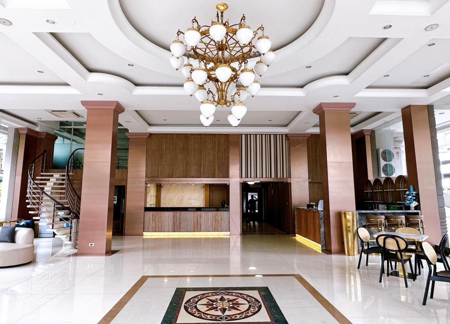 Miloft Sathorn Hotel - Sha Plus Certified Bangkok Kültér fotó Lobby