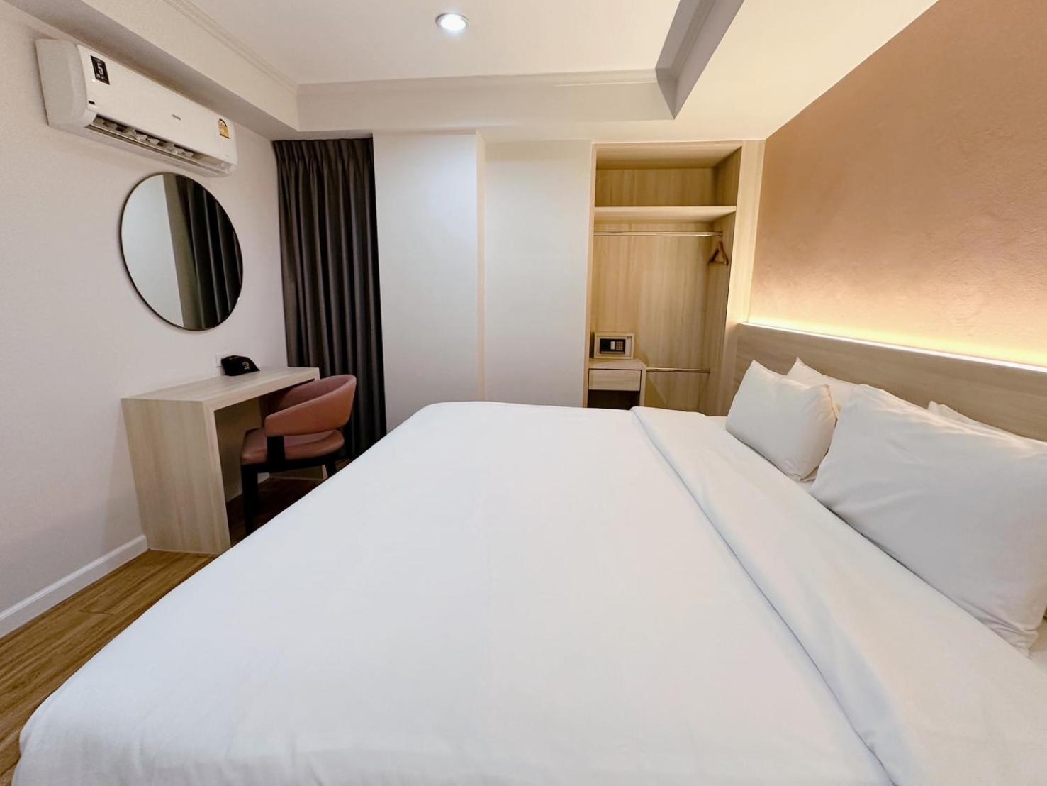 Miloft Sathorn Hotel - Sha Plus Certified Bangkok Kültér fotó Deluxe Room