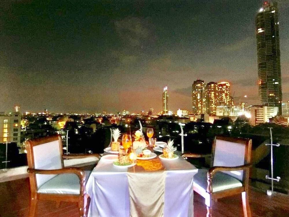Miloft Sathorn Hotel - Sha Plus Certified Bangkok Kültér fotó Rooftop bar at the Royal Paragon Hotel